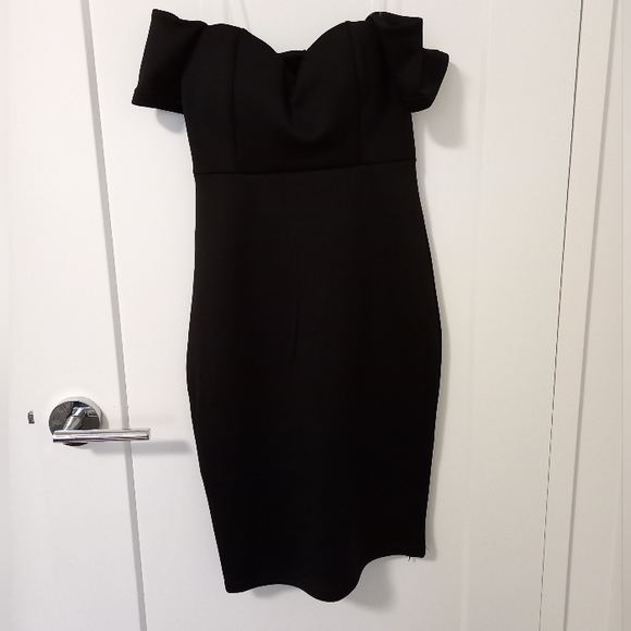 NWOT Sexy Sleek Black Satiny Zip Up Body Con Dress with off the shoulder sleeves - Picture 1 of 5